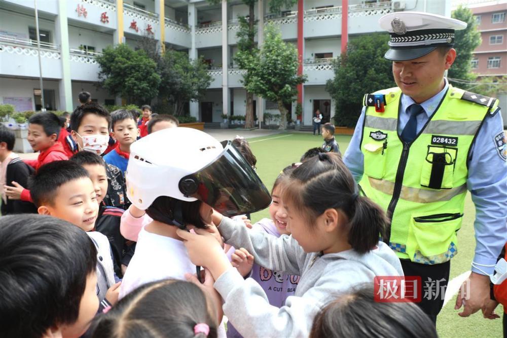 武汉硚口喜迎六一儿童节交警入校给小学生送安全