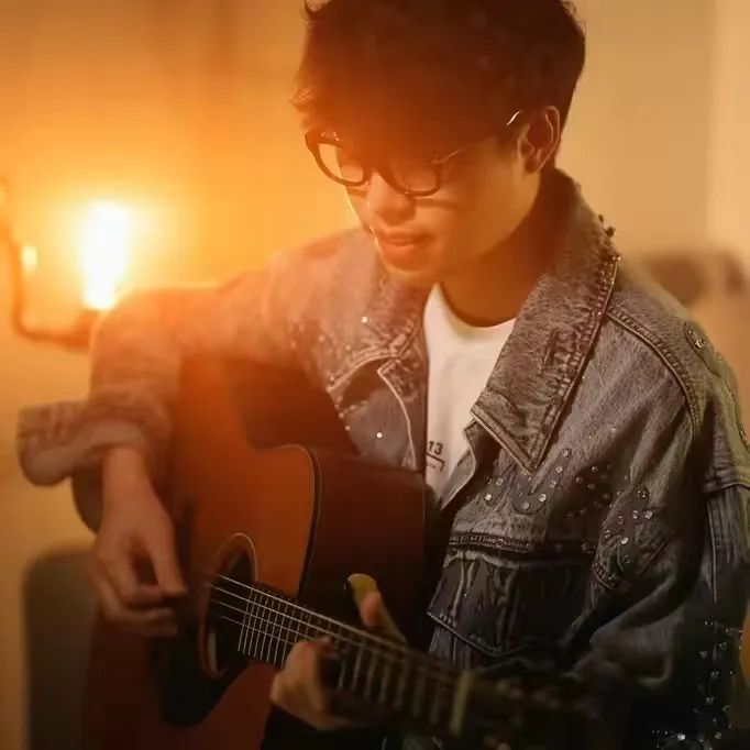 罗小罗中国内地创作女歌手,代表作品《希望你被这个世界爱着》,《失忆