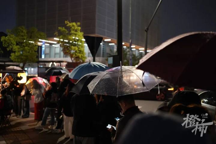 夜晚下雨撑伞的图片图片