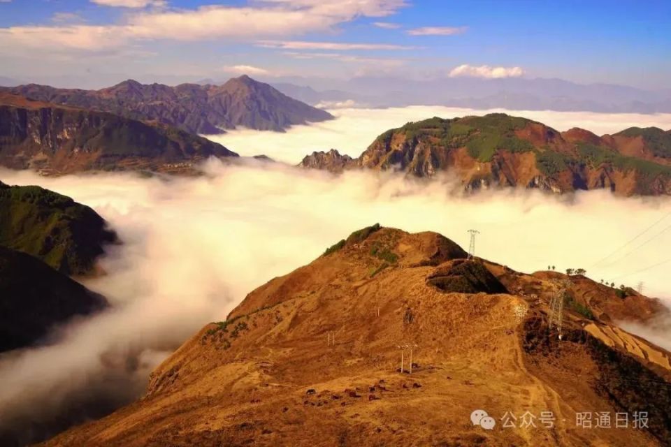 站在大山包山峦上,居高临下,漫无边际的云海飘忽不定,变化无常,如若