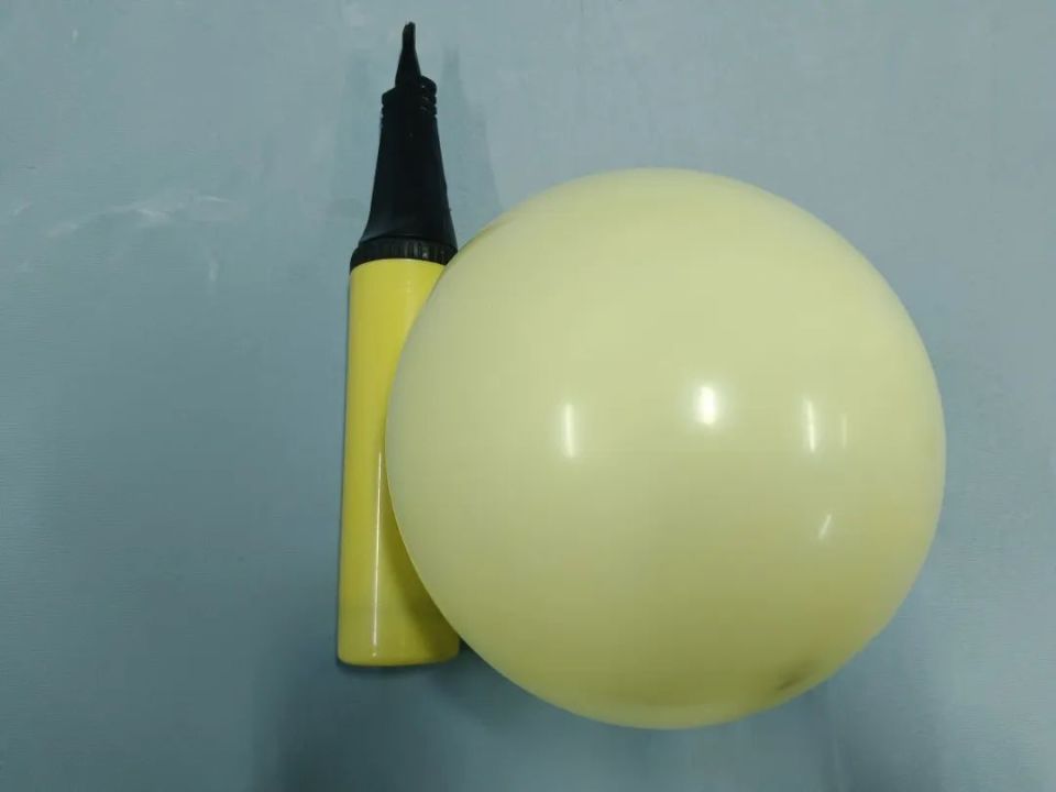 第一步:实验步骤气球,打气筒,鸽子衔来的柠檬果(或者爸爸买的橘子),所