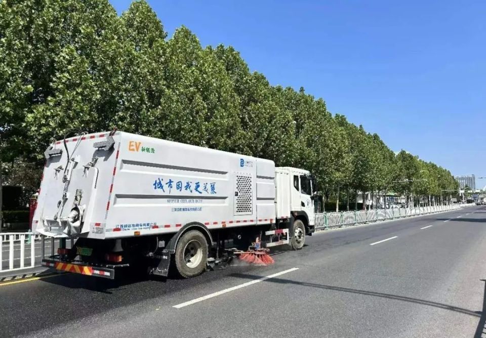 增加洒水车辆作业频次,出动高压冲洗步道车,湿扫车持续开展城市环境