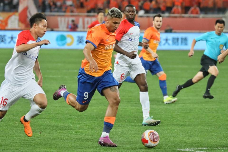 中后场力不从心山东泰山3球完败申花刘洋被特谢拉生吃
