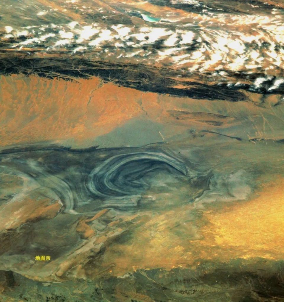 主城并不大,城墙也不高,里面人数不上千.