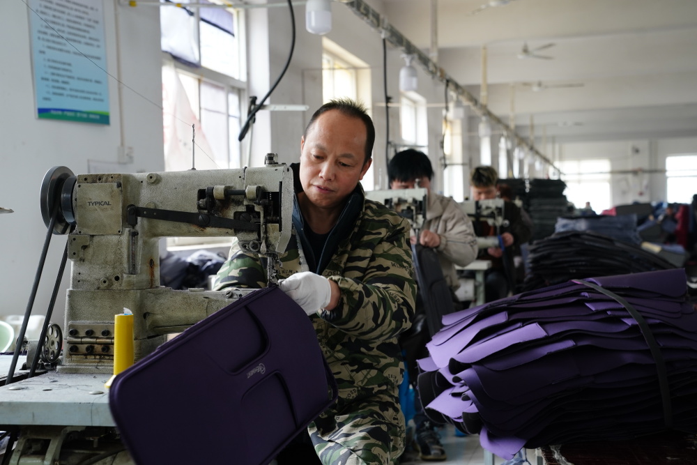 这个春节,白沟新城箱包企业忙得快意