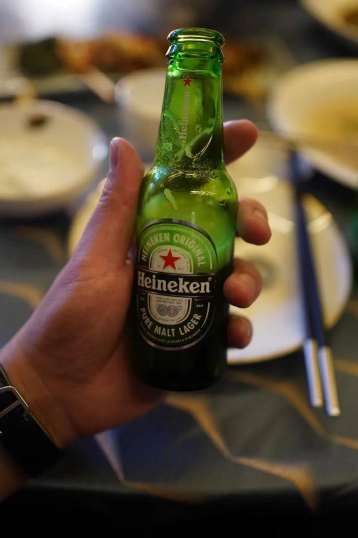 还有香港发过来的迷你海宁根(喜力)啤酒,150毫升装,喝起来跟奥尼尔喝