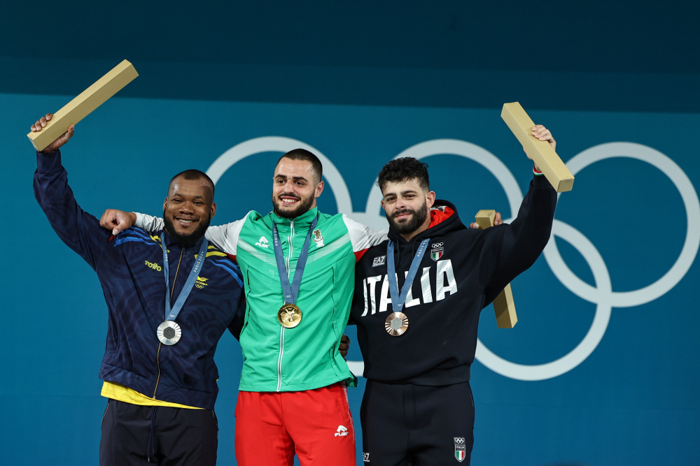 冠军保加利亚选手纳萨尔(中),亚军哥伦比亚选手洛佩兹(左),季军意大利