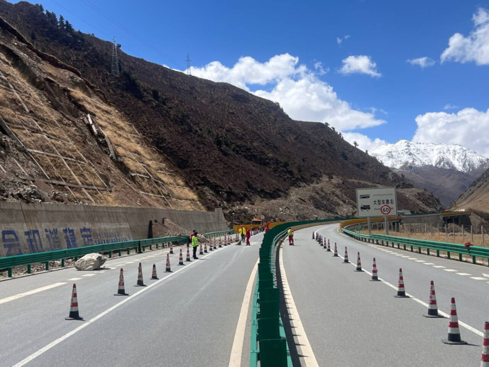 青海部分路段车道封闭施工,请注意避让!