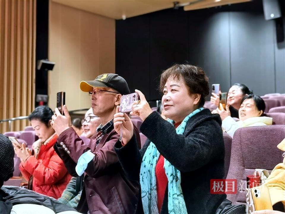 武汉新城首场跨区京剧票友交流汇演热闹收官