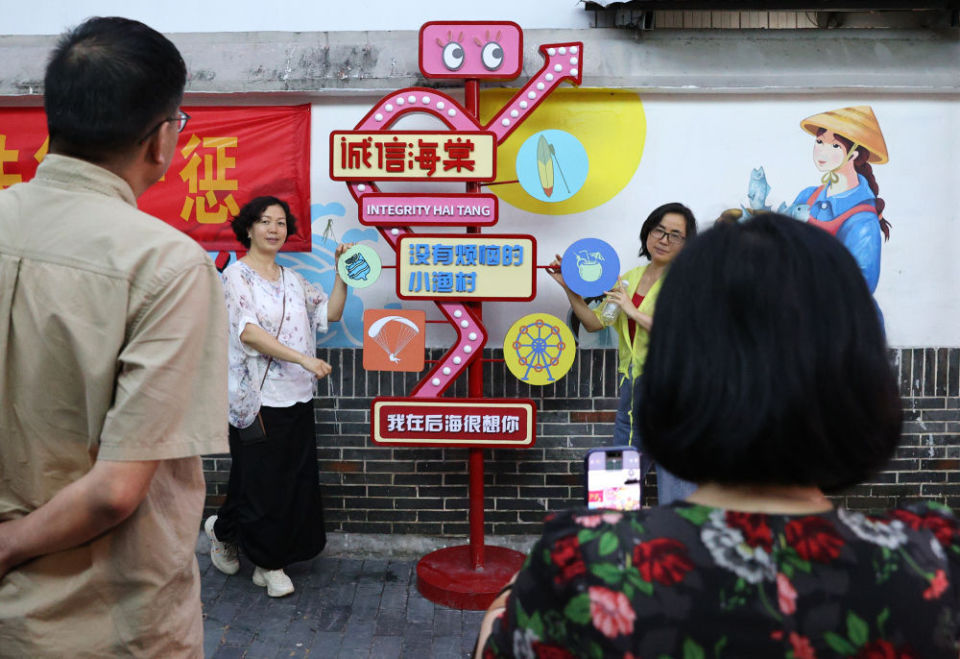 受访者供图↑杨兴富在给学员上冲浪课(2021年2月27日摄).