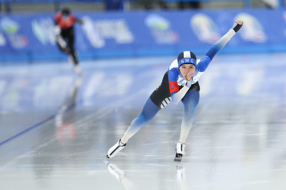 速度滑冰公开组女子3000米赛况