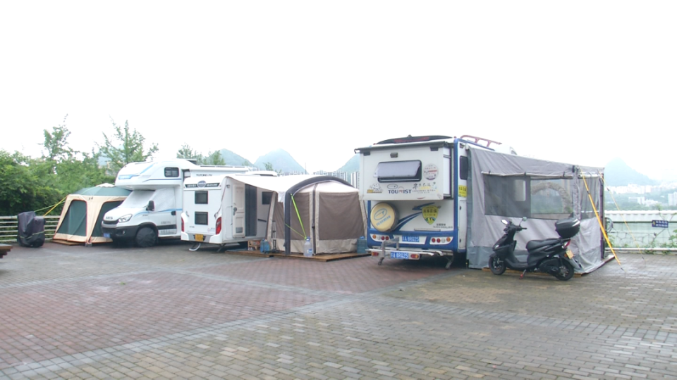 位于明湖湿地公园的房车汇房车露营基地里已经停放了十多台房车,大批