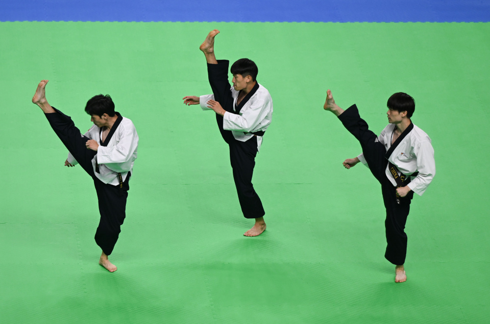 成都大运会跆拳道男子团体品势决赛中国队摘银