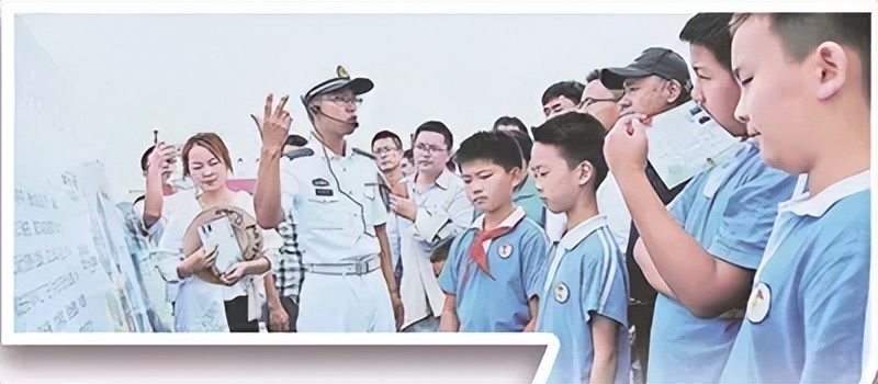 披一肩风雨 与你同呼吸——人民海军开展"城舰共建