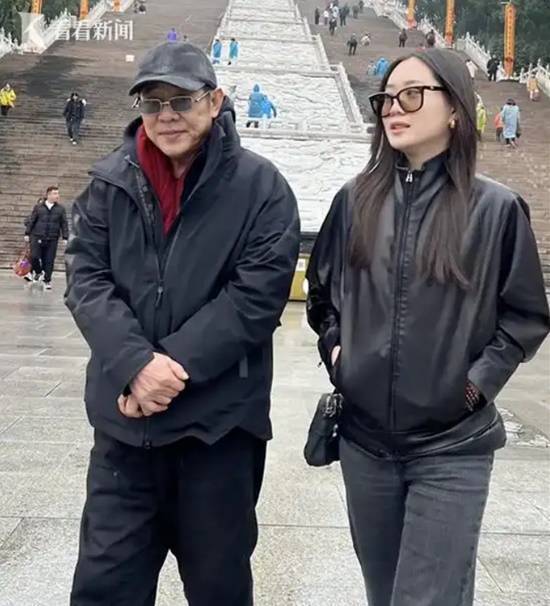 62岁李连杰与女儿现身九华山 身形略显沧桑