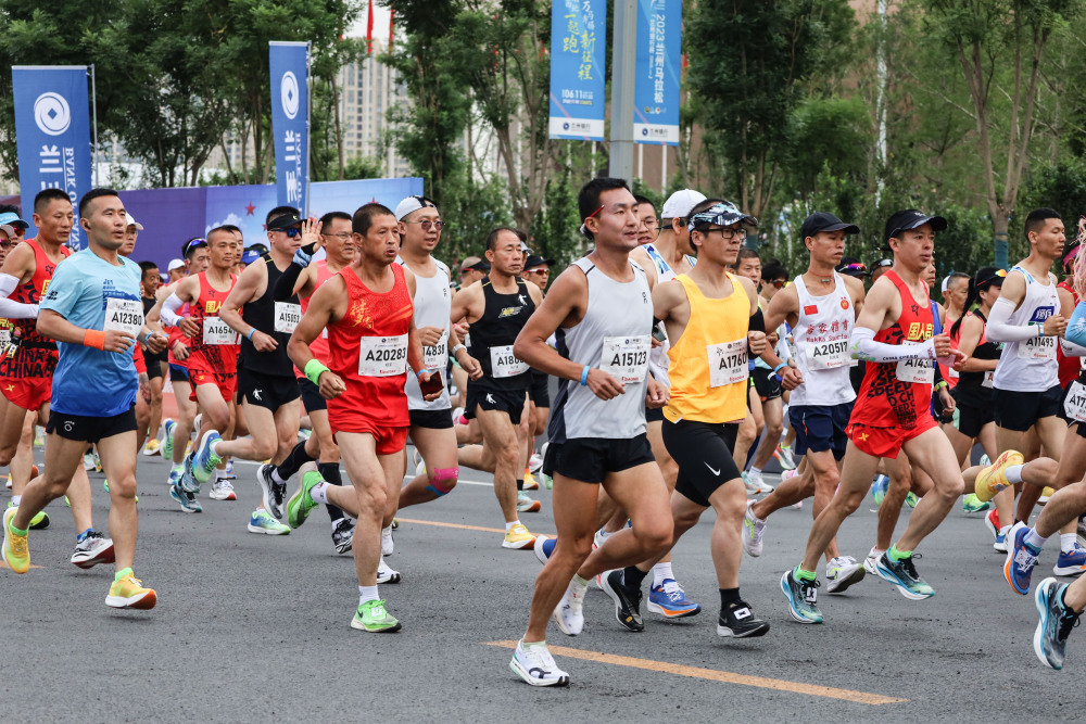 体育马拉松2023兰州马拉松鸣枪开跑
