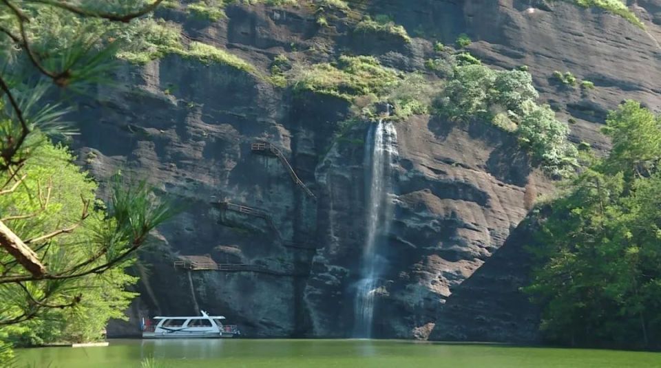 连城县冠豸山风景区管委会景区管理科副科长李永鸿说:"石门湖景区自