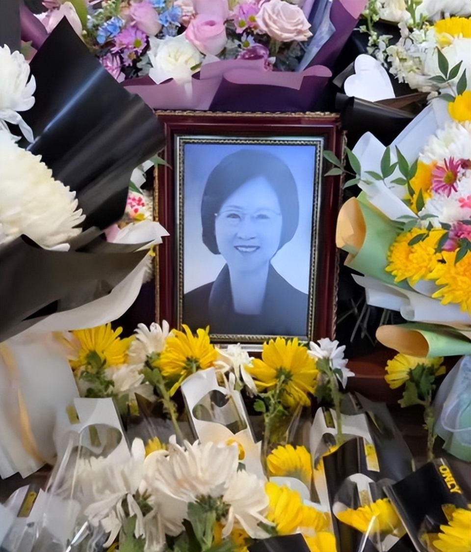 琼瑶遗照公开,生前想与平鑫涛子女和解,可惜遗憾,张开双手,却无人拥抱