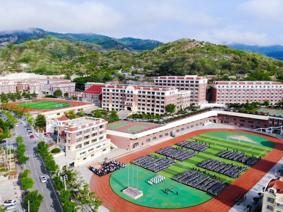 踏入青岛海山学校的校门,仿佛步入了一个充满活力和智慧的殿堂.