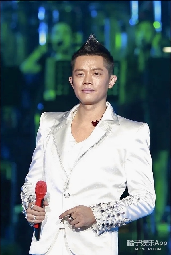 好久不见"凤凰传奇"的曾毅啦,年过半百突然爆火?-腾讯新闻