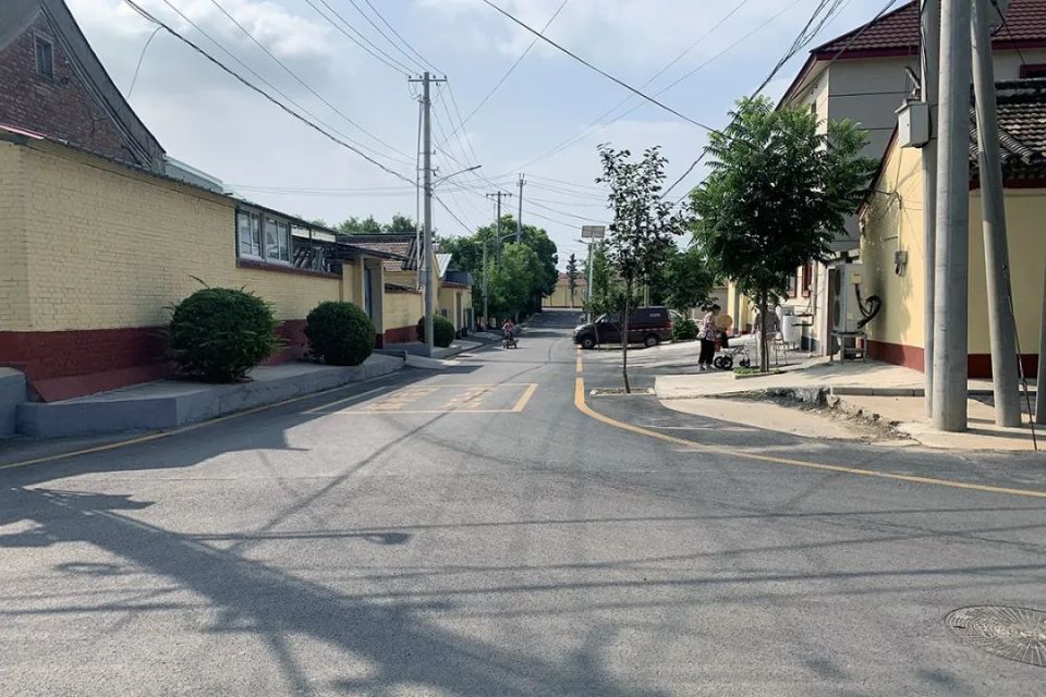 村里还购置了新型扫地车,与保洁人员形成"机械 人工"联动模式,对村内