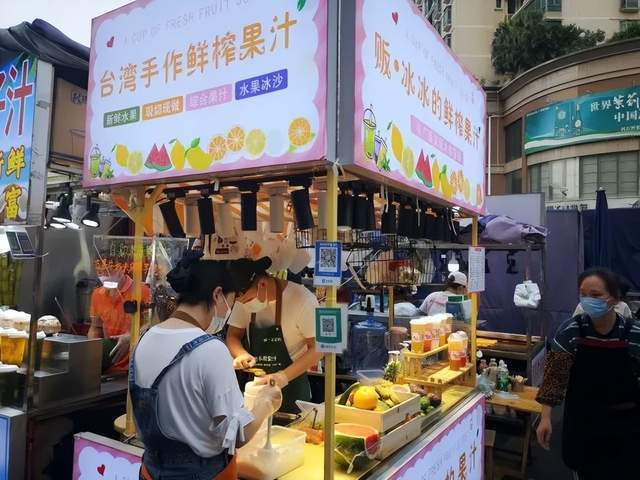 【夜市梦想家】90后地产人士转行去南宁中山路摆摊:每天在3平米的摊位