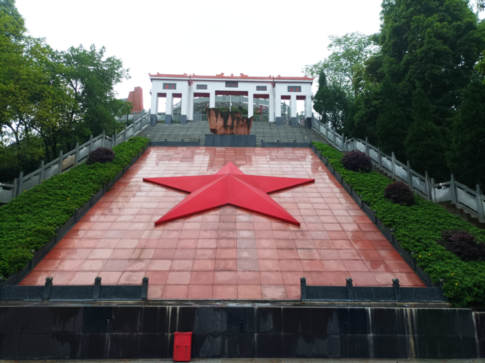 五角星景观陵园的二平台是红军长征在天全战斗情景大型浮雕群.