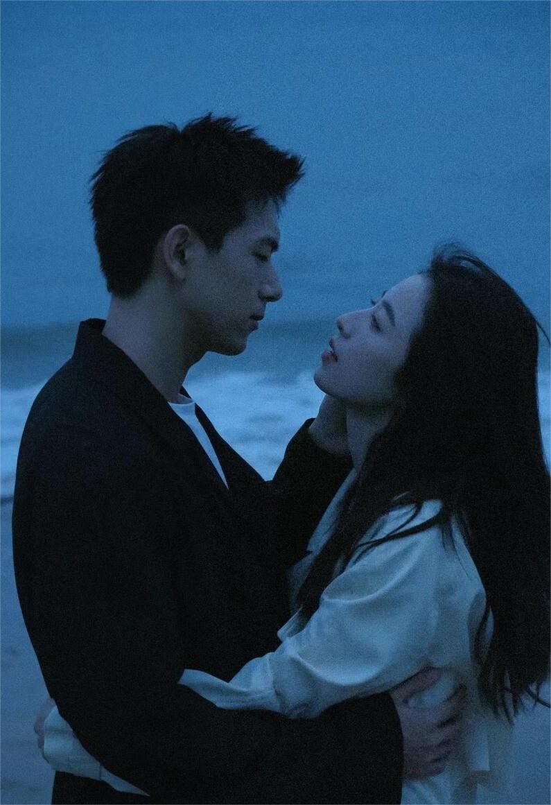 《春色寄情人》爆了,本是冲着李现周雨彤纯欲吻戏来的,却被50岁女二号