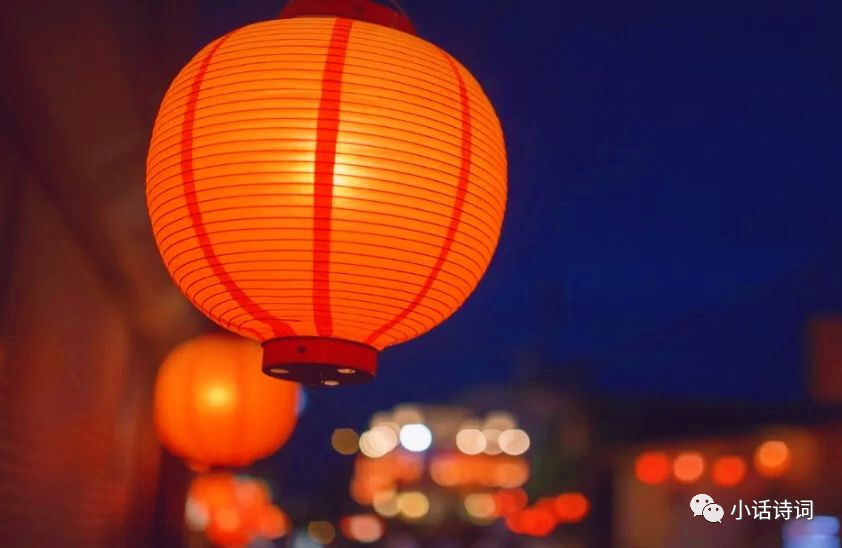 "东风夜放花千树",是说元宵节的花灯像春风吹散千树繁花一样,灯火闪烁