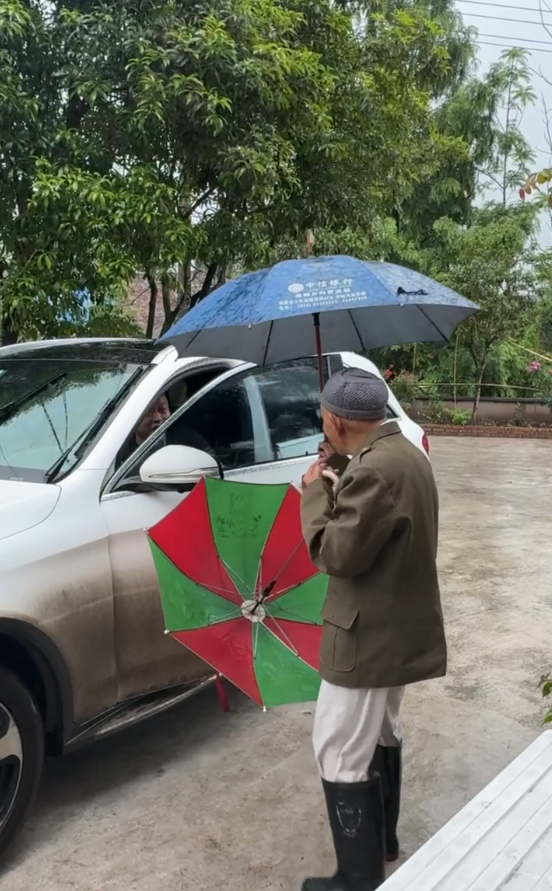 四川101岁爷爷冒雨给55岁孙子送伞网友慕了55岁还有爷爷疼好幸福