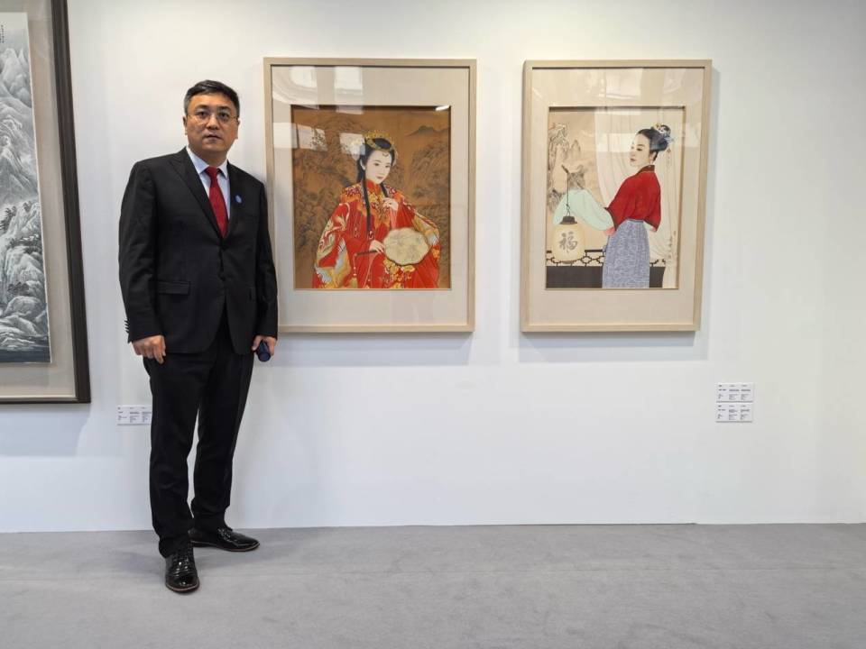 画家崔景哲携"中国红"亮相法国巴黎中法艺术大展