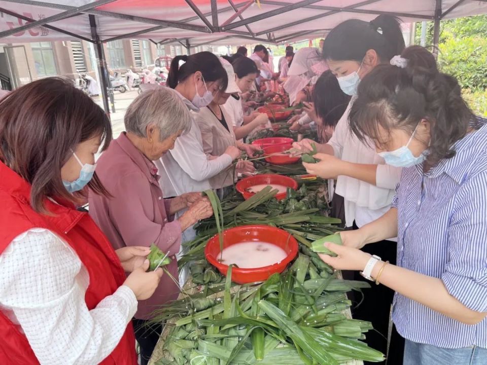 6月6日,睢河街道景湖社区联合天骏物业开展"高考遇端午 愿你笔下生辉