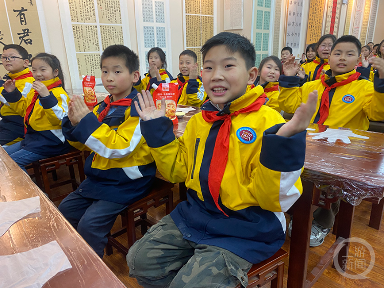 2月21日,在元宵节来临之际,涪陵麦田社工走进涪陵城区第三小学校