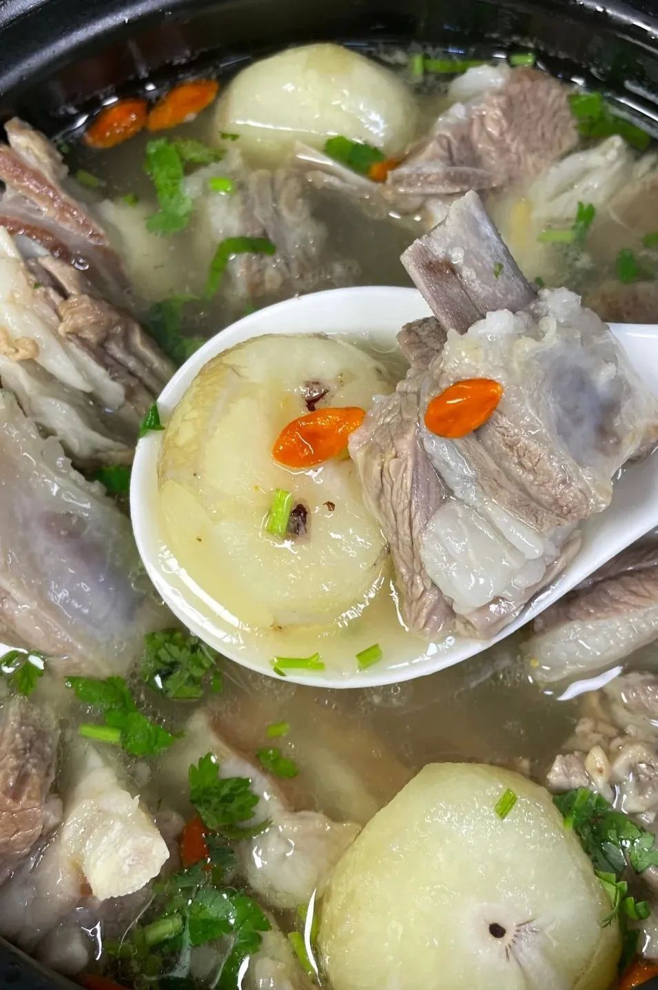 不管是冬季羊汤还是夏季羊汤,羊肉都是核心食材."晋羊王"羊汤