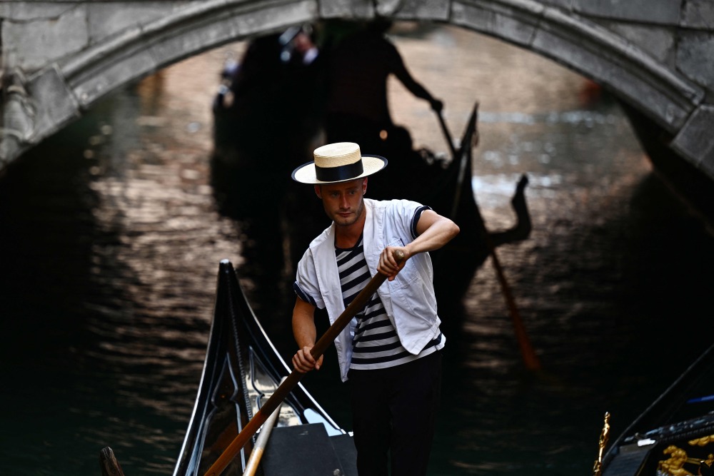 9月3日,贡多拉船夫在意大利威尼斯划船.