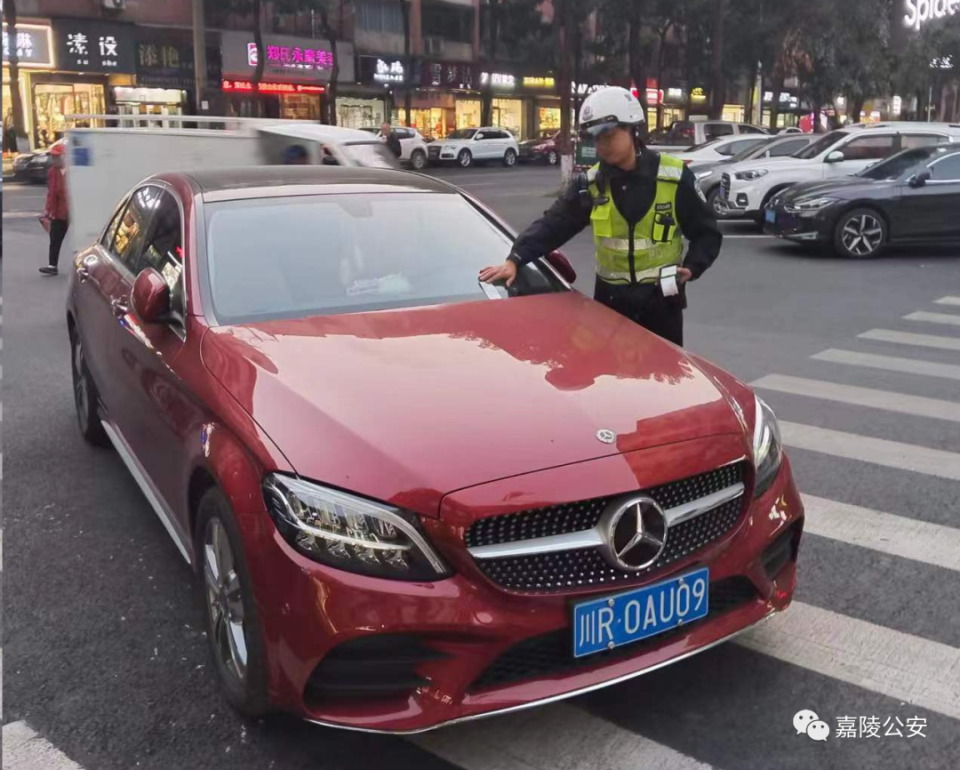 南充违停车辆被交警曝光