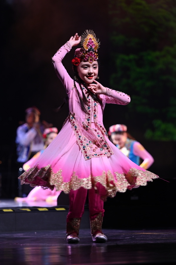 6岁"小热巴"亮相"上海之春":会走就会跳舞,想让