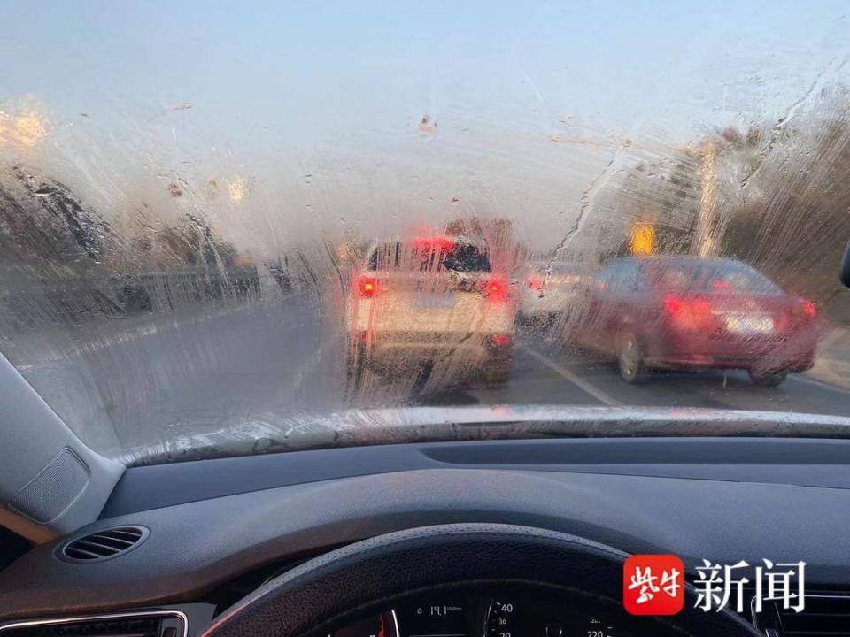 用报纸擦玻璃会不会起雾(用报纸擦玻璃为什么很干净)