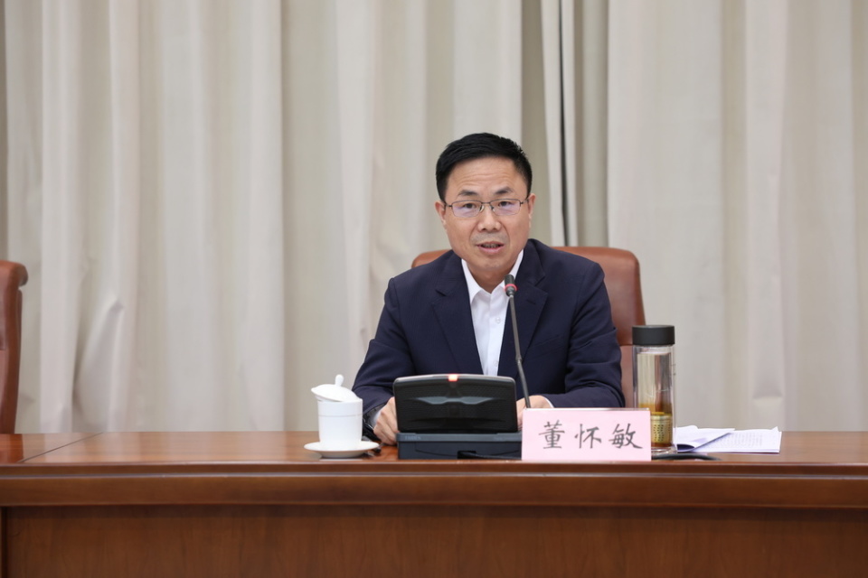 在济南市龙奥大厦召开,济南市体育局党组书记董怀敏出席会议并讲话