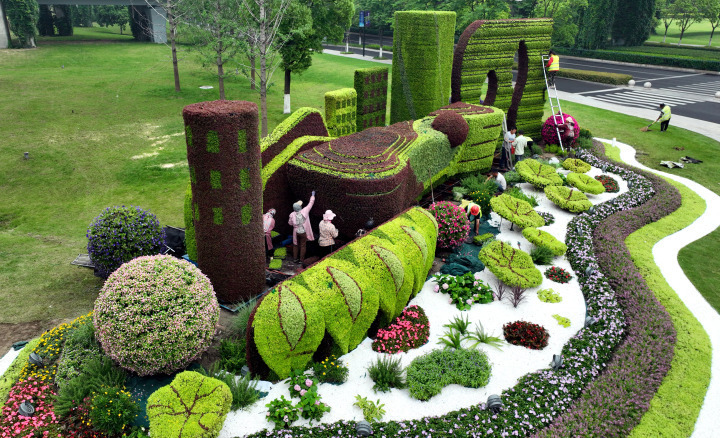 杭州亚运花坛扮靓入城口