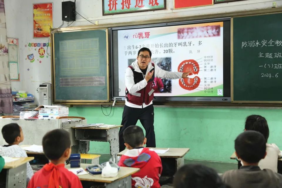 "青年专家走基层"活动走进凯里