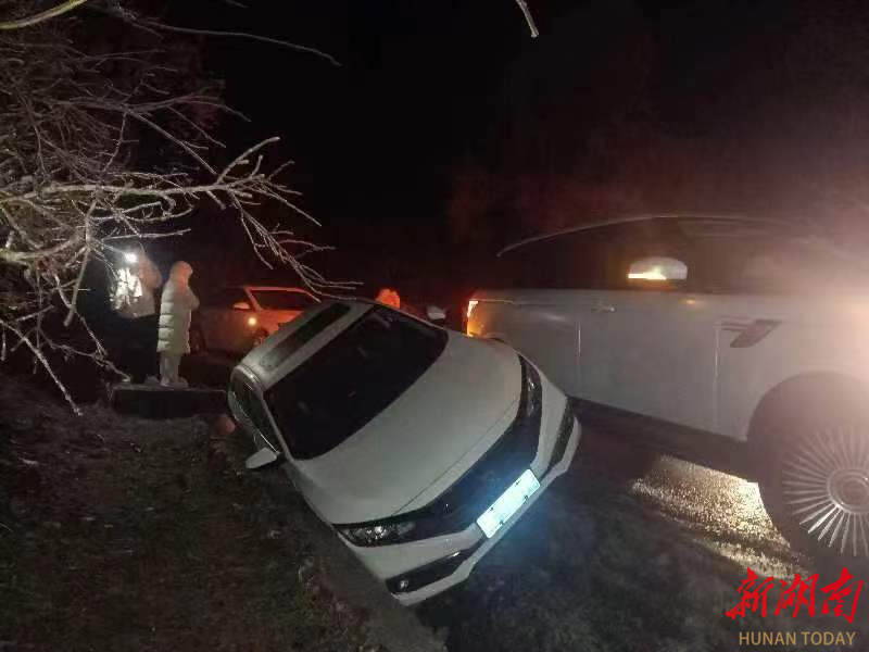 寒夜,深沟,车辆侧翻……还好有他们!