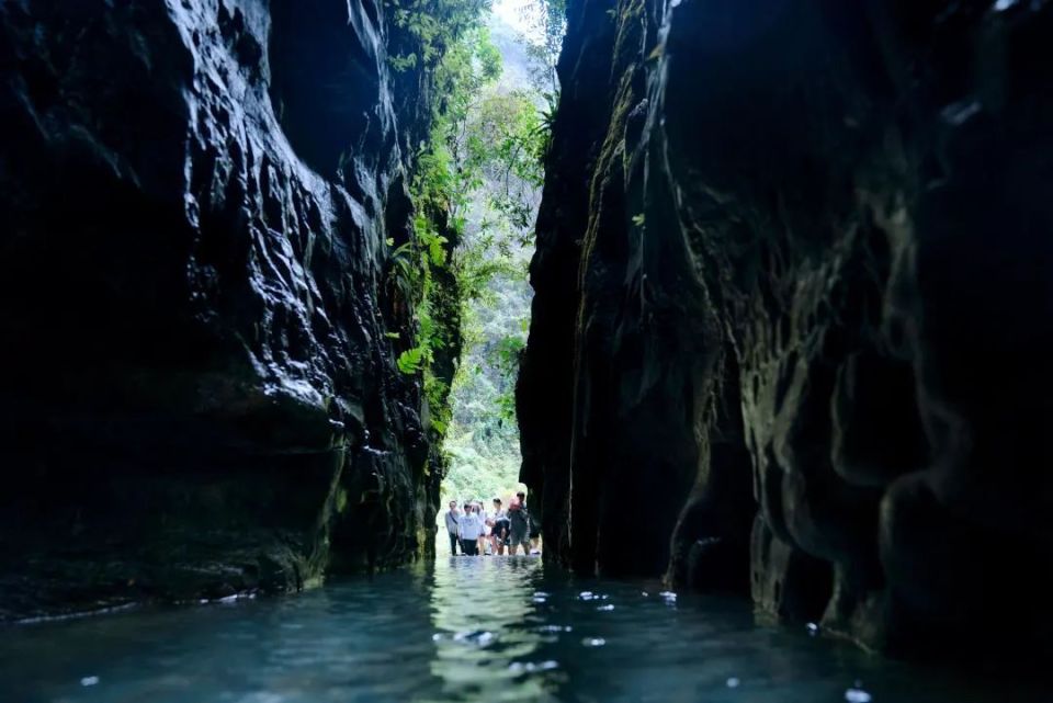 清溪峡首届嬉水节吸引各地游客