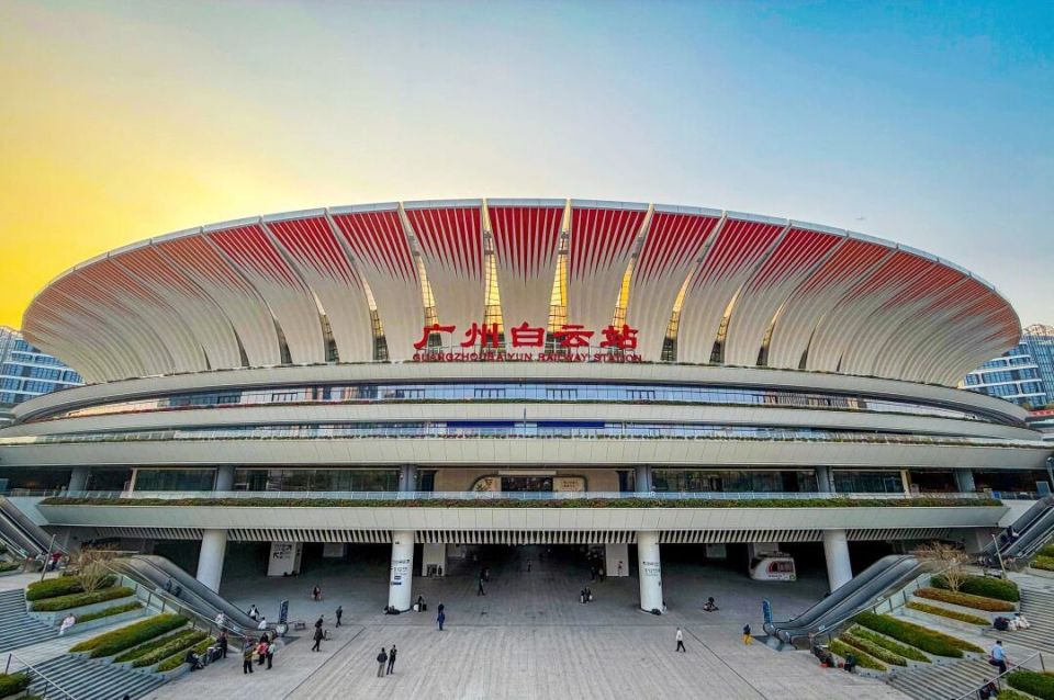 至少14人被拍到！女大学生坐高铁回家过年，全网点赞的车站服务队找到了！_腾讯新闻