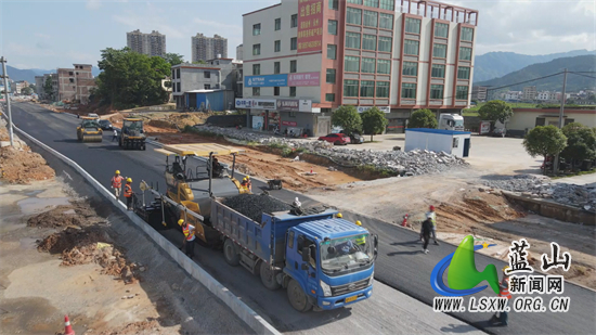 蓝山县吹响"夏季大干"冲锋号 加快推进道路改扩建工程