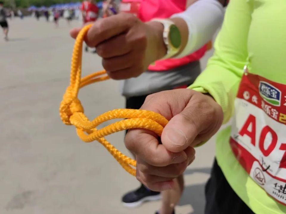 我市视障夫妇跑者首个"家门口"全马顺利完赛