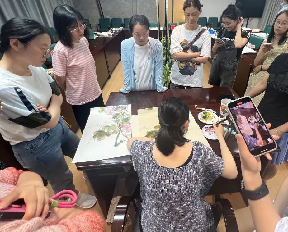 年轻人爱上了“白班晚课”？这样的“夜校”太赞了！_腾讯新闻
