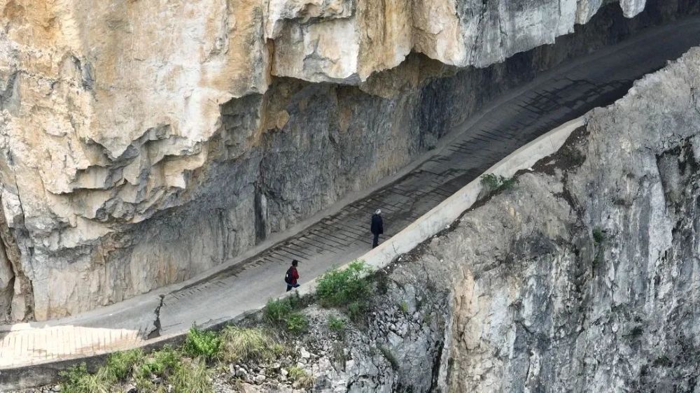 金秀县六巷乡挂壁公路图片