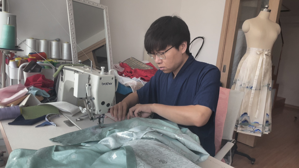 一年接单4000 ,这位"85后"工科男用一针一线为汉服爱好者"织"造"梦