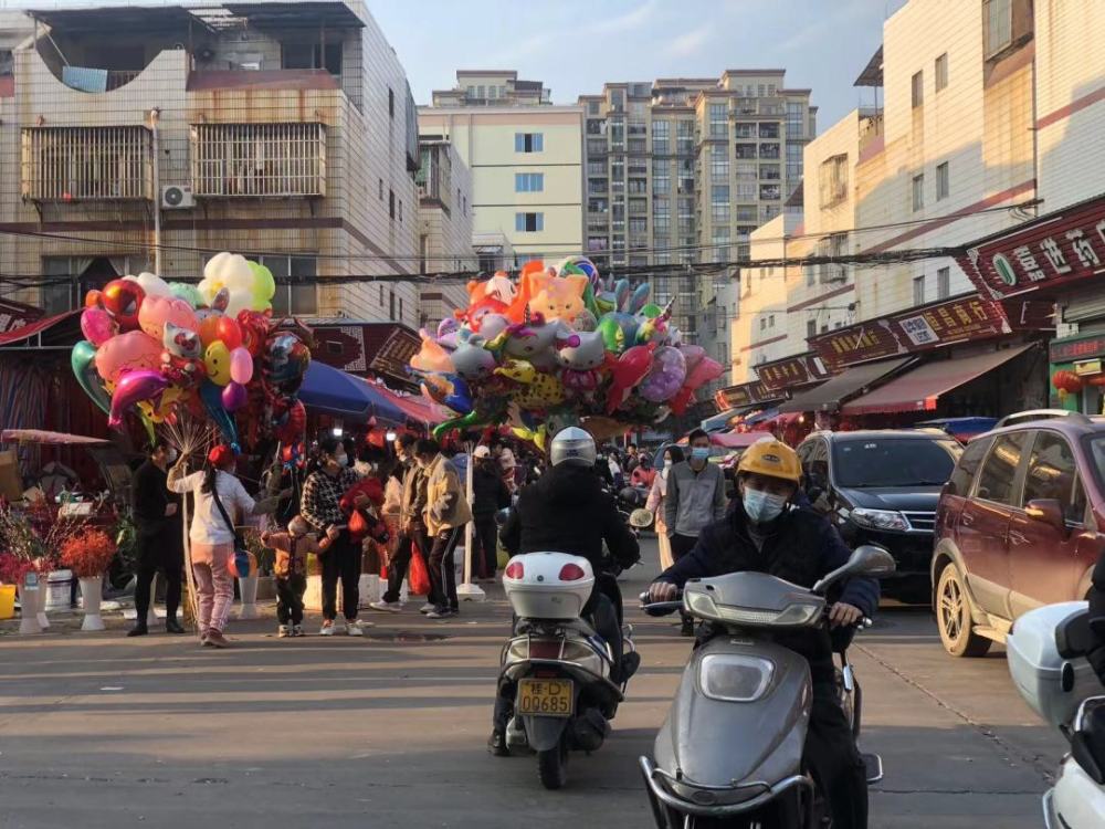 人挤人热闹非凡,你多久没有见过这样的场景了_腾讯新闻